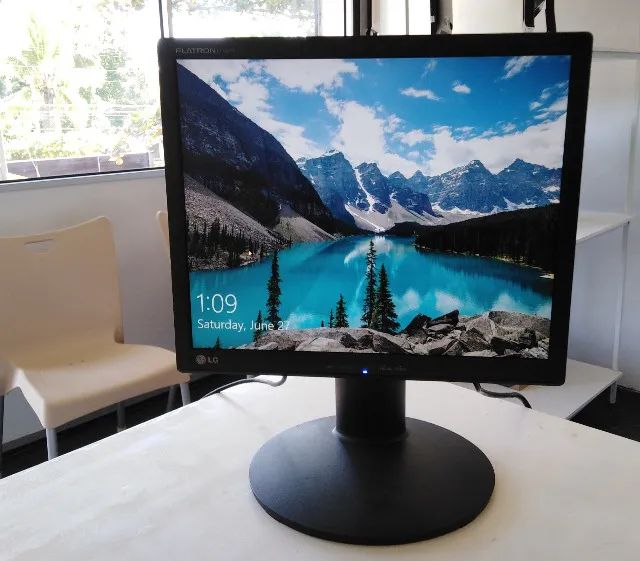 Monitor 17 Polegadas Quadrado Imagem HD Com ajuste Altura e Rotação - Entregamos