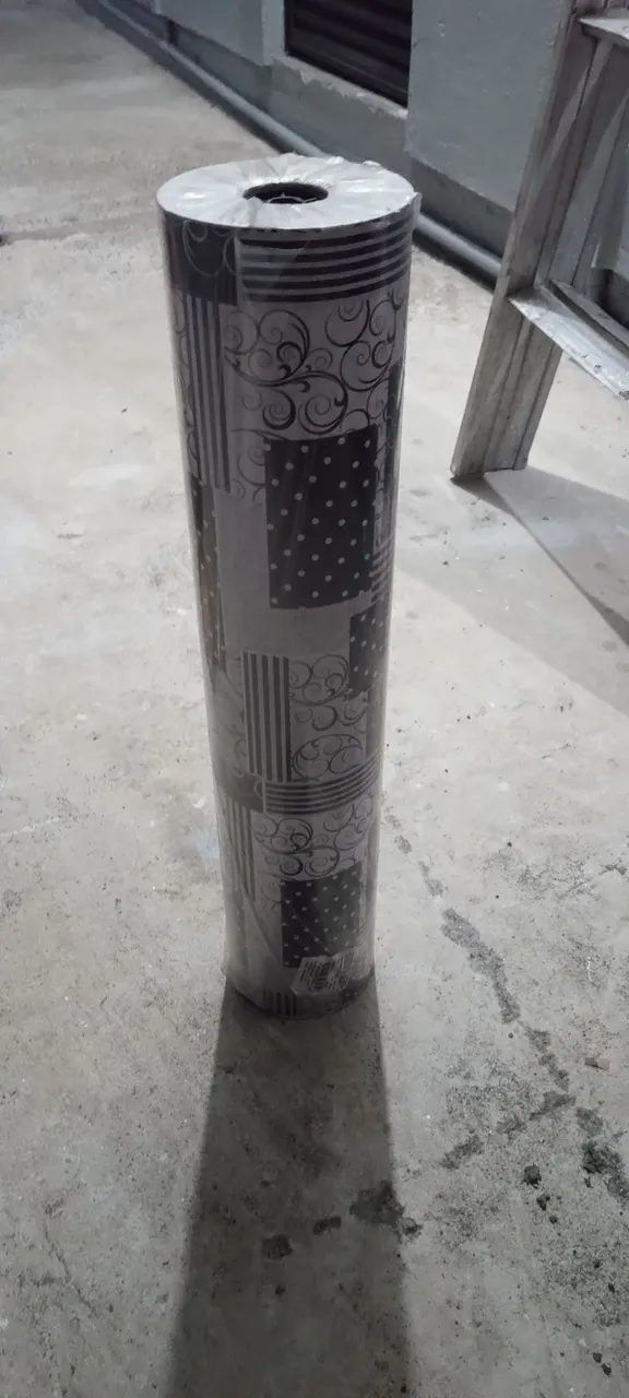 Vendo um rolo de papel de presente novo lacrado 