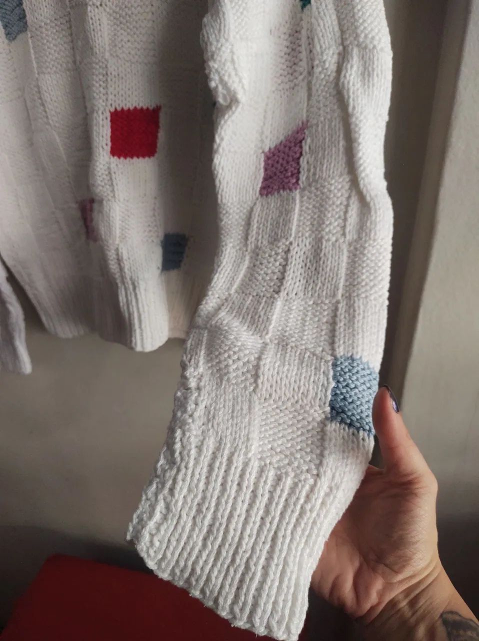Suéter de tricô branco com detalhes coloridos - Foto 2