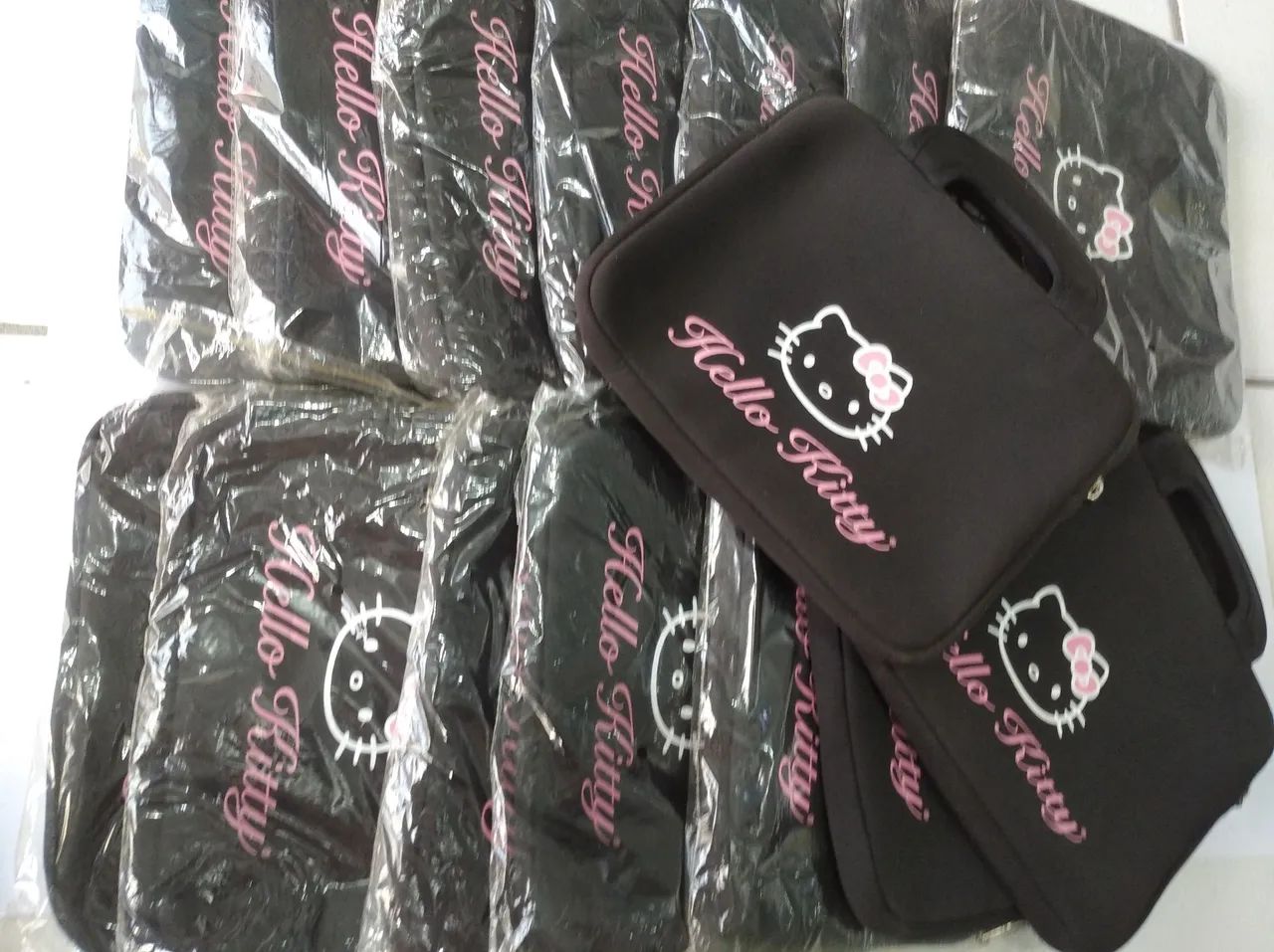 Lote com 35 unidades Capas para tablet  Hello Kitty