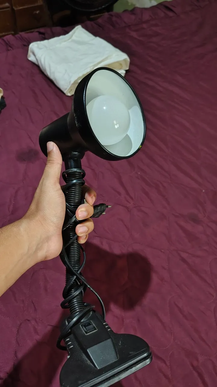Luminária de mesa com clip - Ideal para leitura!