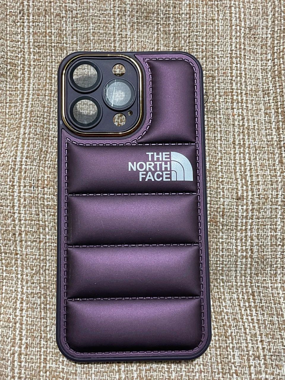 Capa THE NORTH FACE (Estilo Puffer/Matelassê) p/ iPhone 15 Pro Max - Roxa/Bordô