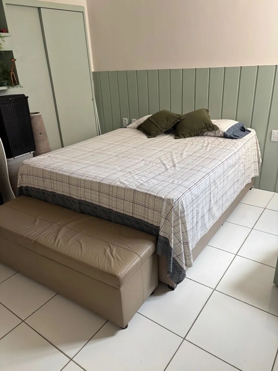 Cama Box com Base Baú + Puff pé de cama Grátis
