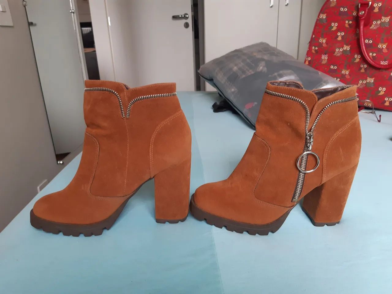 Botas de couro marrom com detalhes em pele - Foto 4