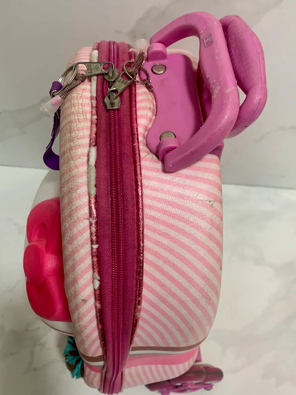 Mochila 3 D hello Kity com rodinhas  - Foto 4
