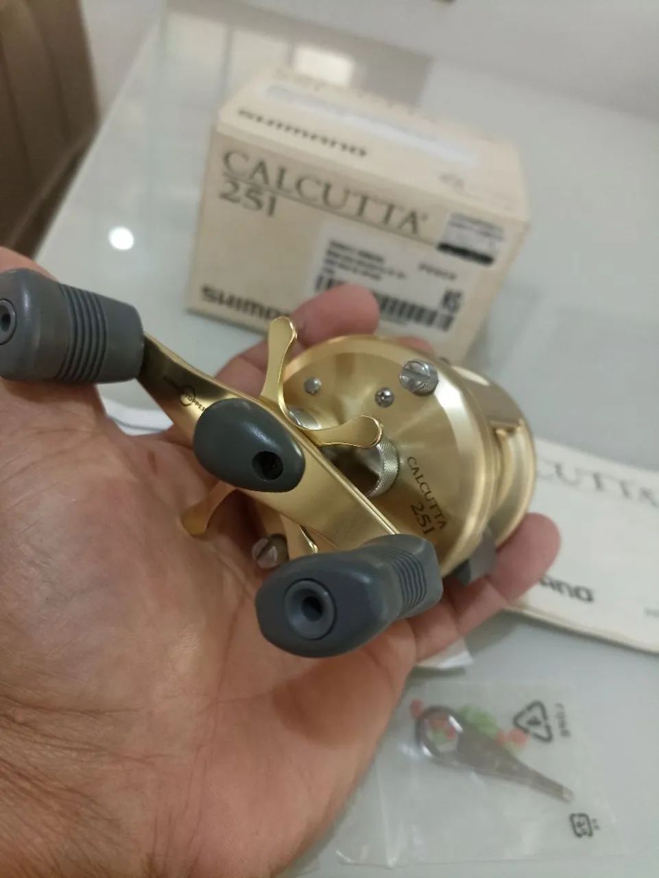 Carretilha  Shimano Calcutta 251 nova