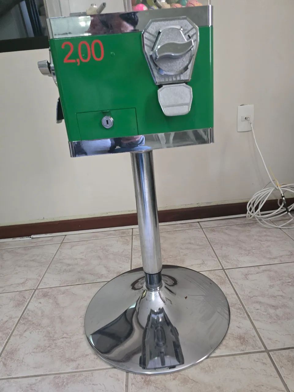 Oportunidade!! Máquina de bolinha pula pula ou chiclete com 4 compartimentos e tripé  - Foto 5