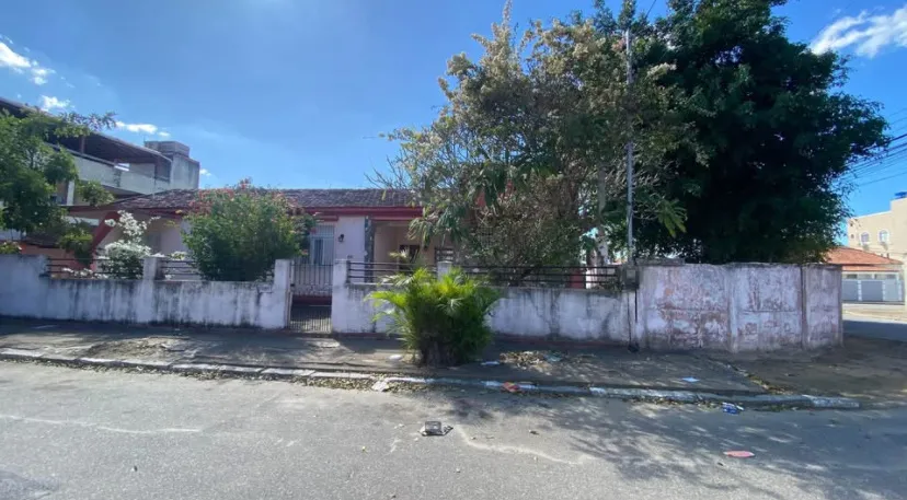 Casa antiga de esquina com grande quintal - Um refúgio na cidade