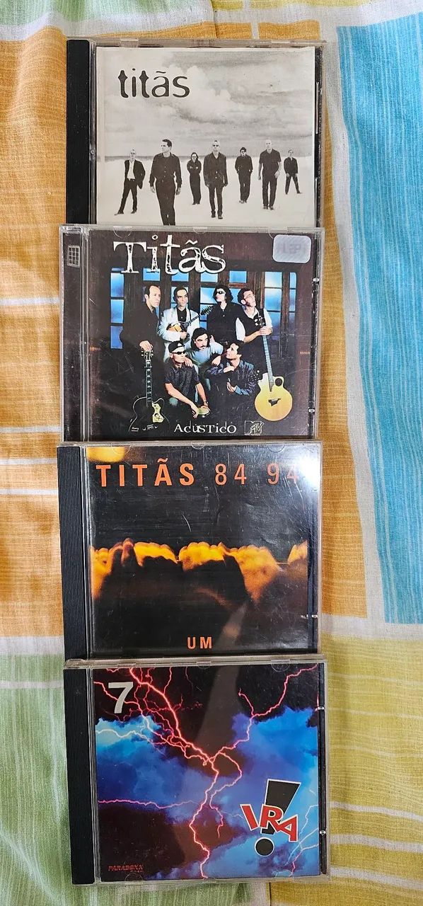 Coleção de CDs da banda Titãs 