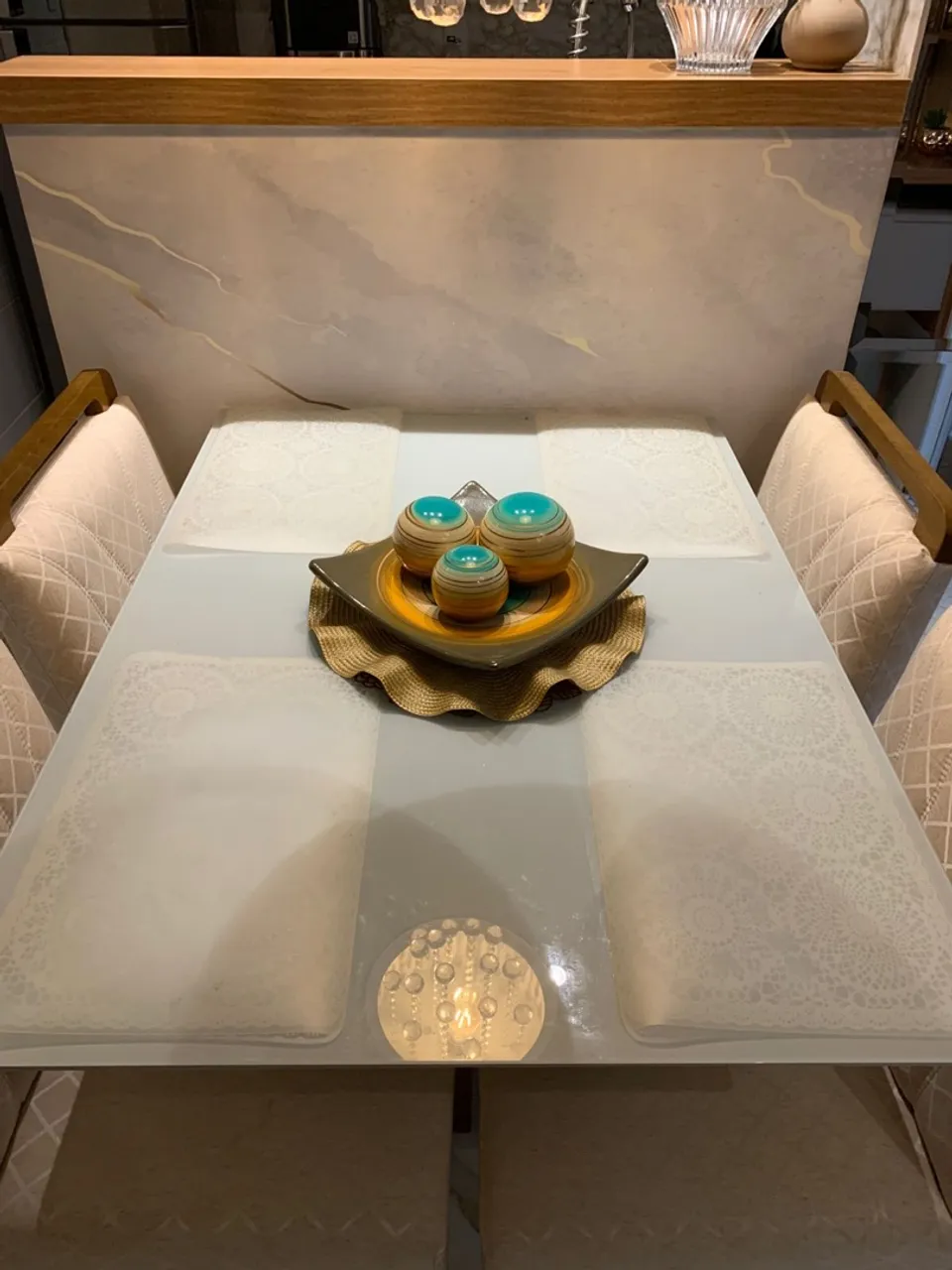 Jogo de mesa com cadeiras mais lustre