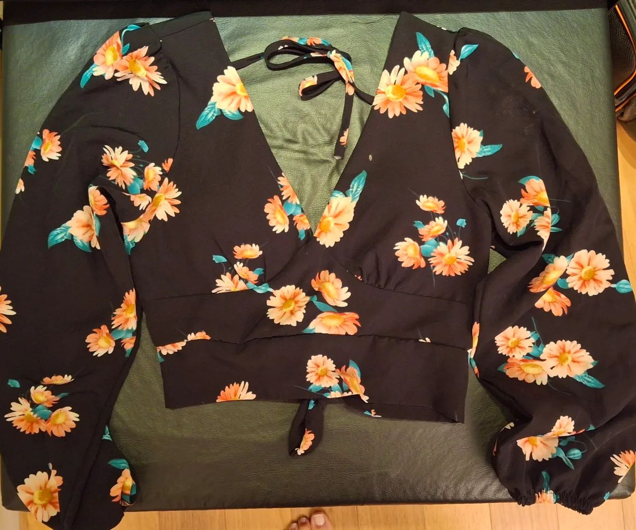 Blusa Floral Manga Longa com Decote V
