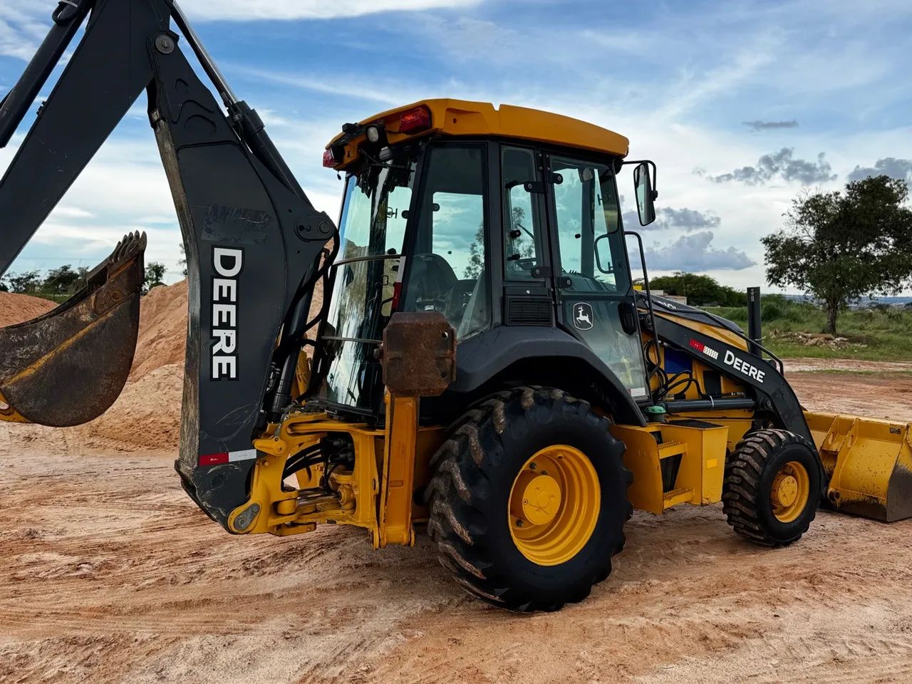 RETROESCAVADEIRA JOHN DEERE 2021 único dono  - Foto 5