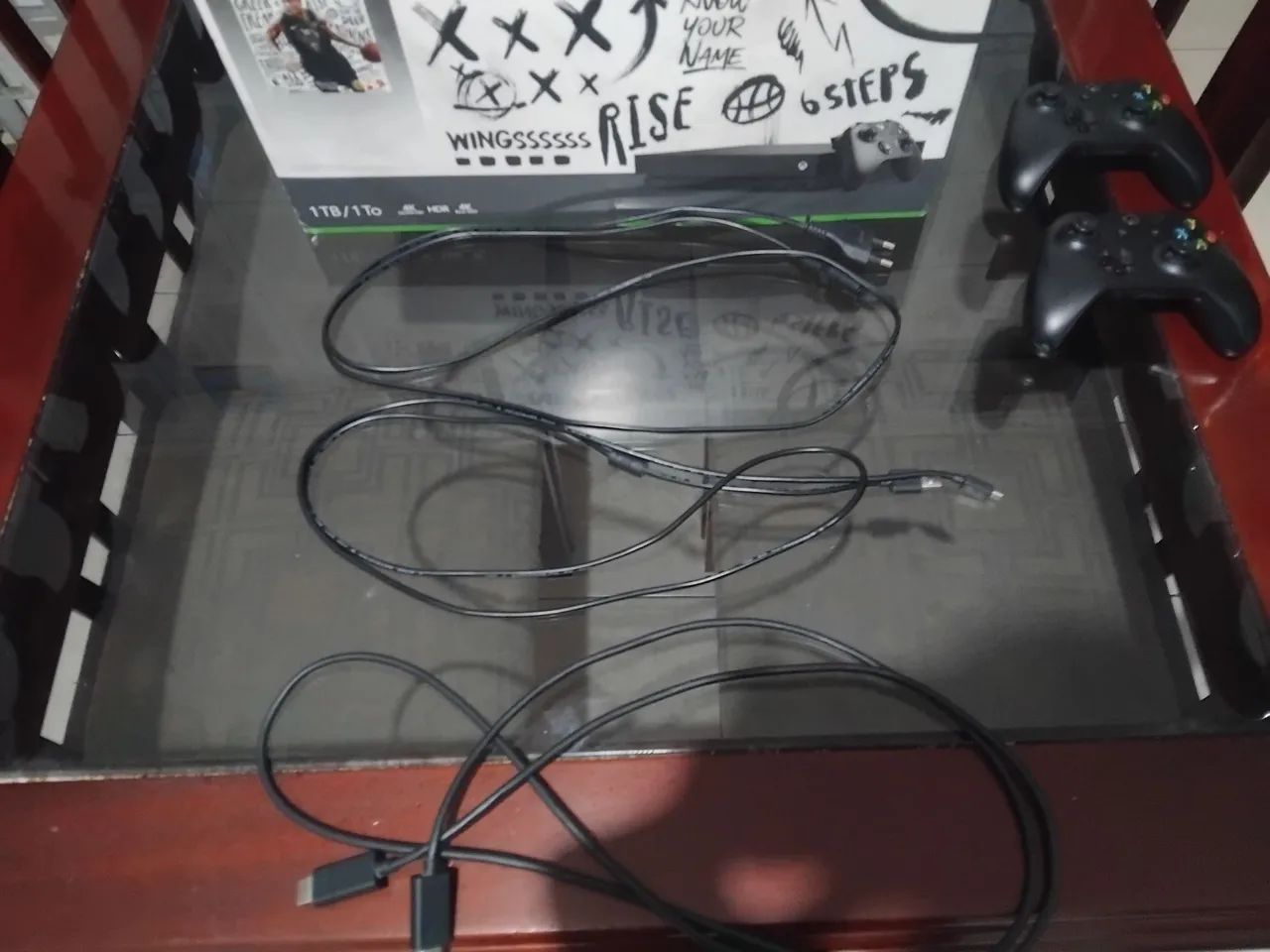 Xbox One X + dois controles - Foto 4