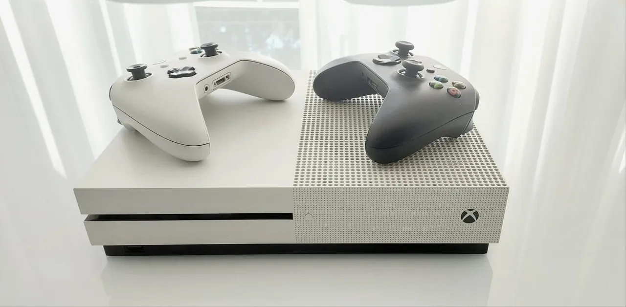 Microsoft Xbox One S 500gb C/ 2 Controles E 5 Jogos