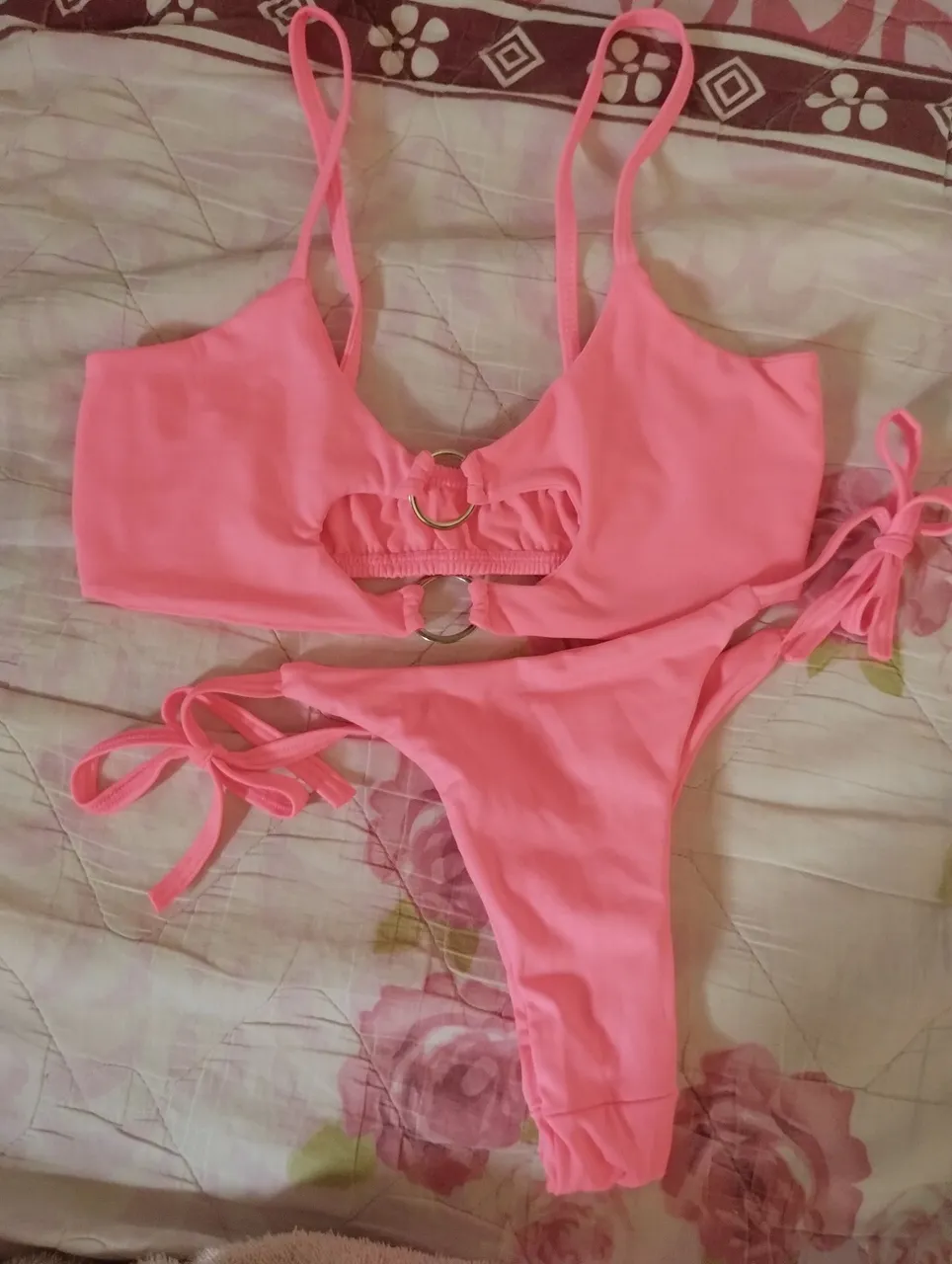 Biquíni Rosa Neon com Detalhes