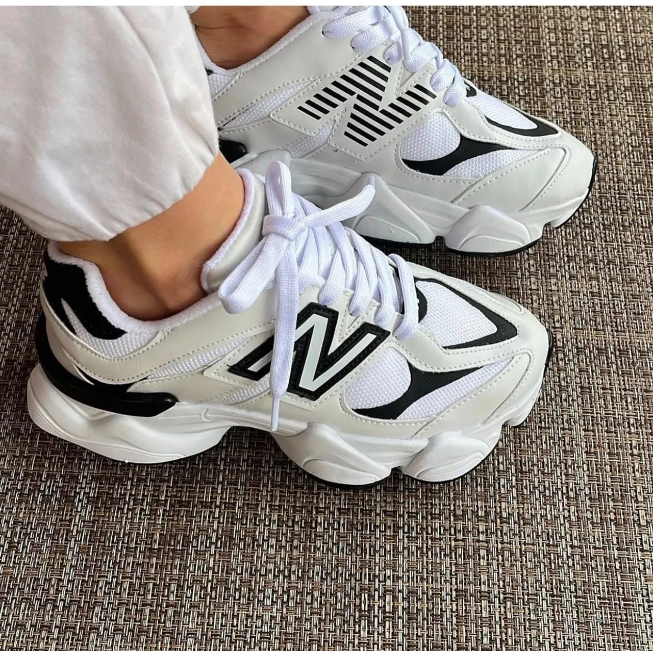 Tênis New Balance 9060 Branco com Detalhes Pretos