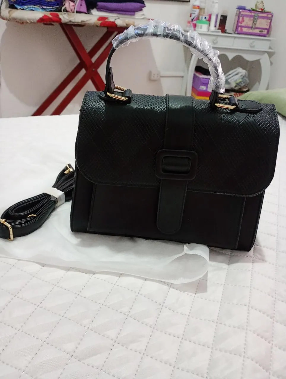 Bolsa preta estruturada com alça de mão e transversal
