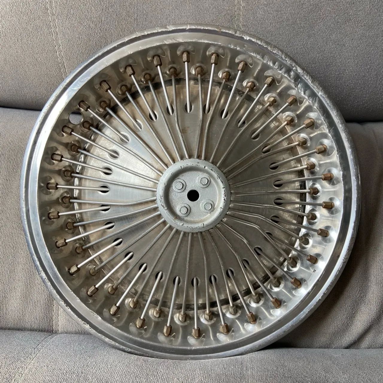 Calota antiga de ferro raiada Dodge Magnum 