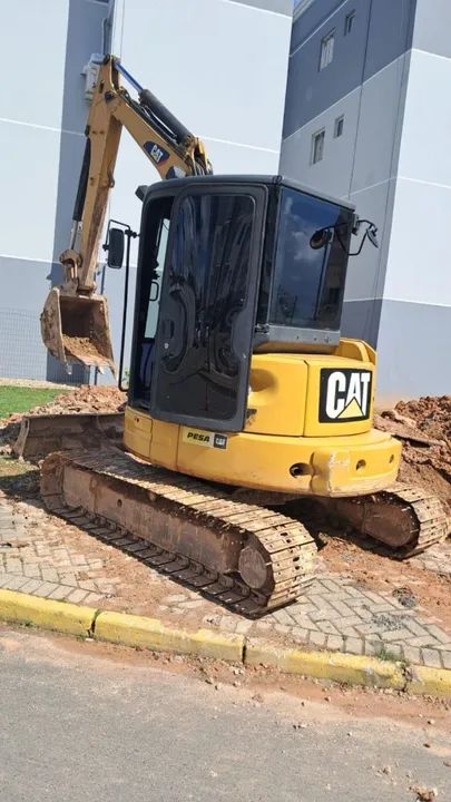 Mini escavadeira Caterpillar, perfeita para pequenos trabalhos!