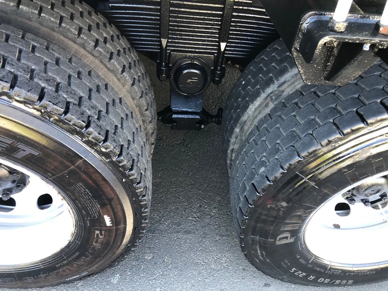 Caminhão Volkswagen 31-330 6x4 2013 km 133.000 (Caçamba Pistao frontal ) - Foto 10