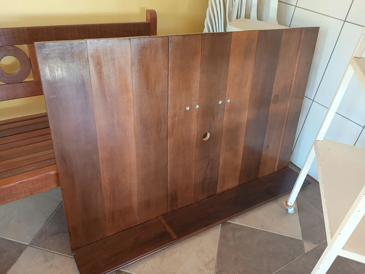 Vendo painel de madeira maciça para tv grande por 100 reais