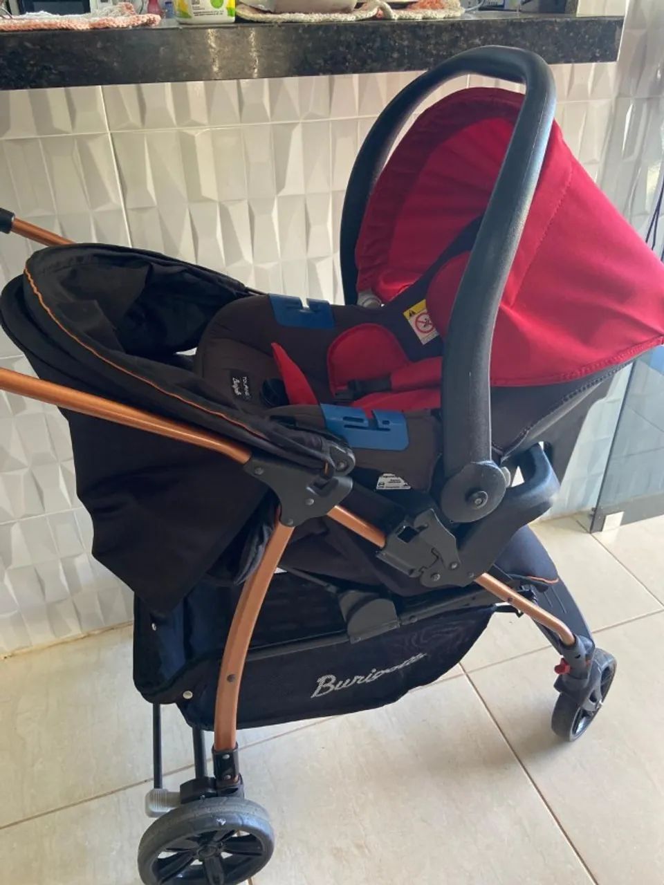 Carrinho com bebe conforto