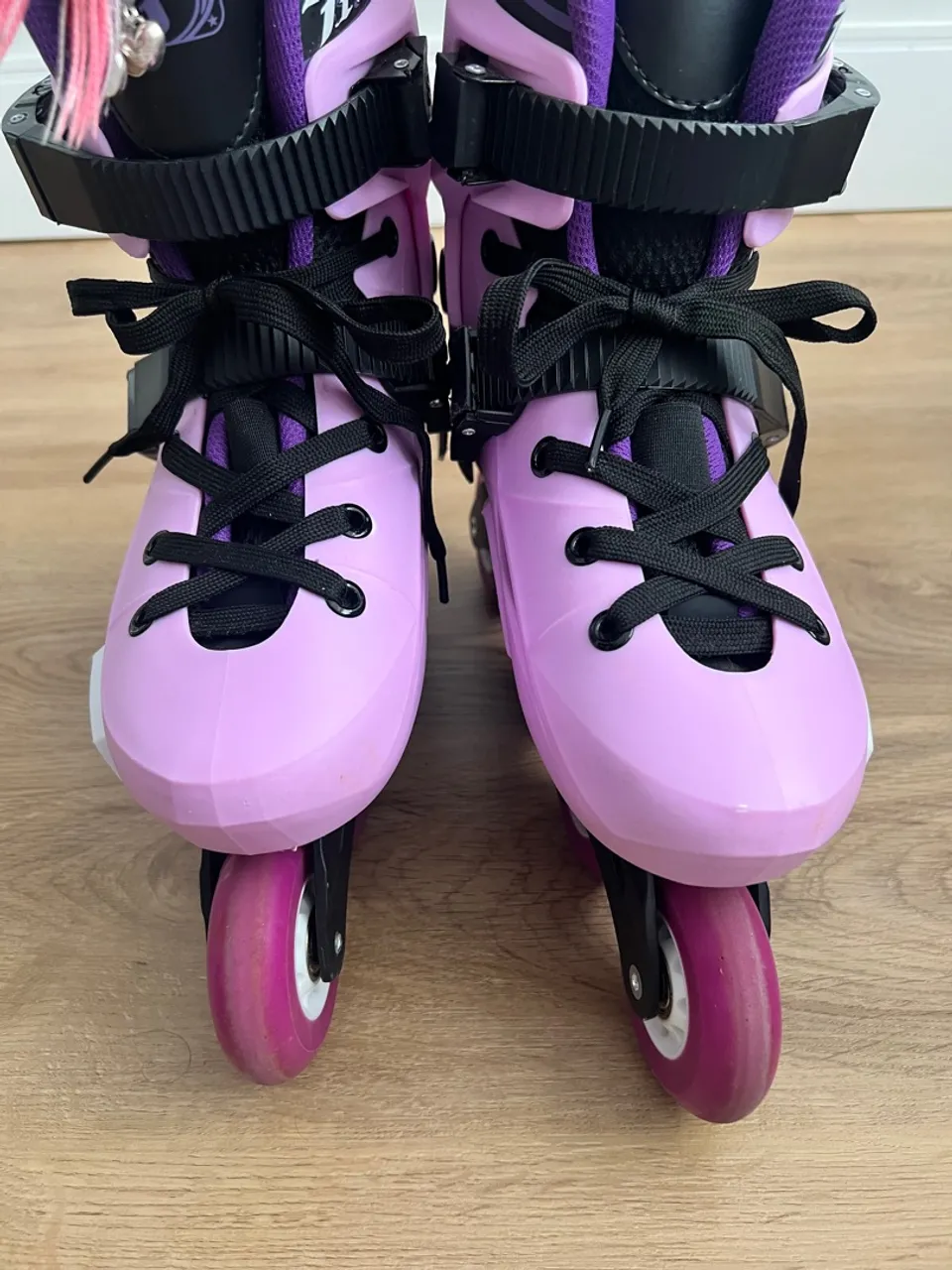 Patins Roller Lilás com Detalhes em Preto