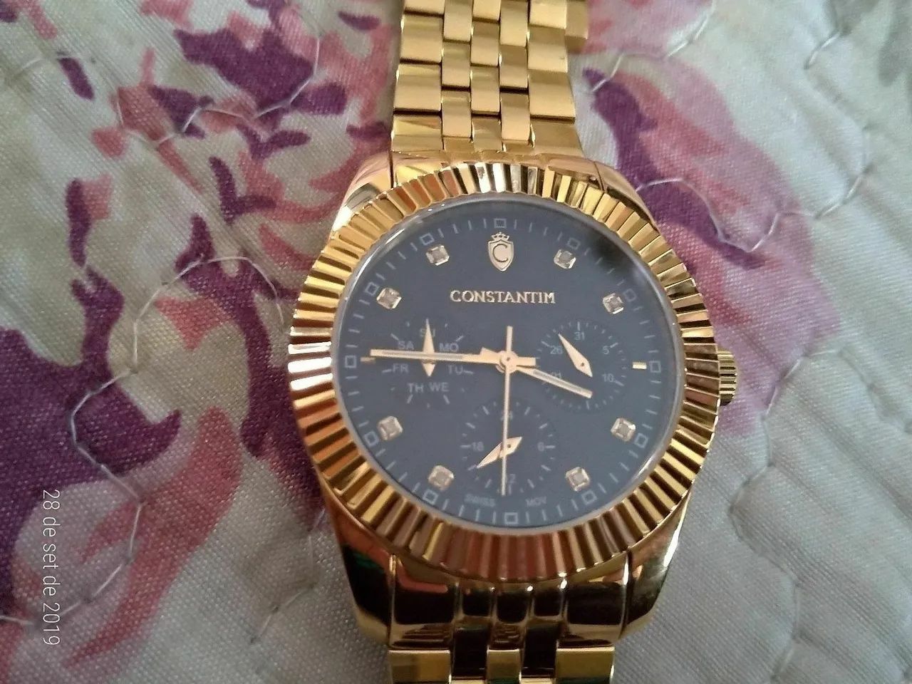 Relógio Constantim Dourado - Elegância e Estilo