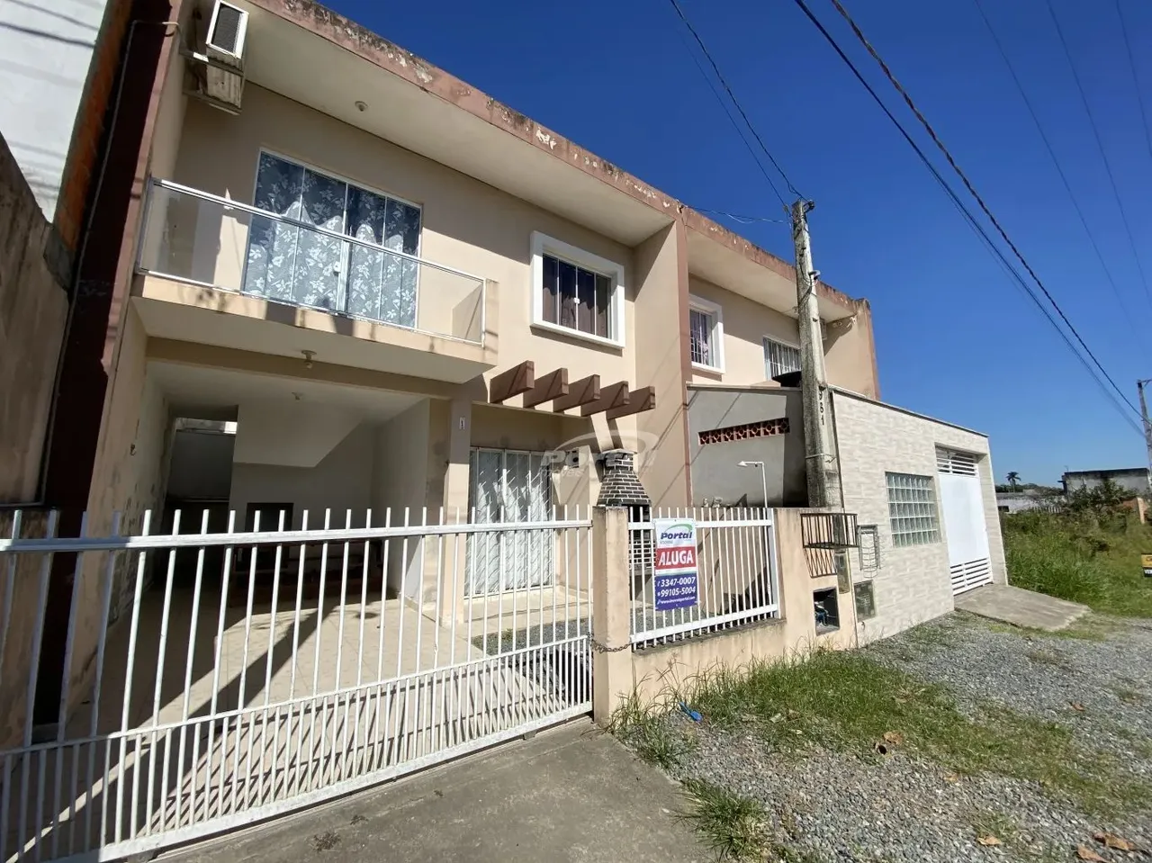 Casa semi-mobiliada com 2 dormitórios a cerca de 950 metros do mar, no bairro Itacolomi em