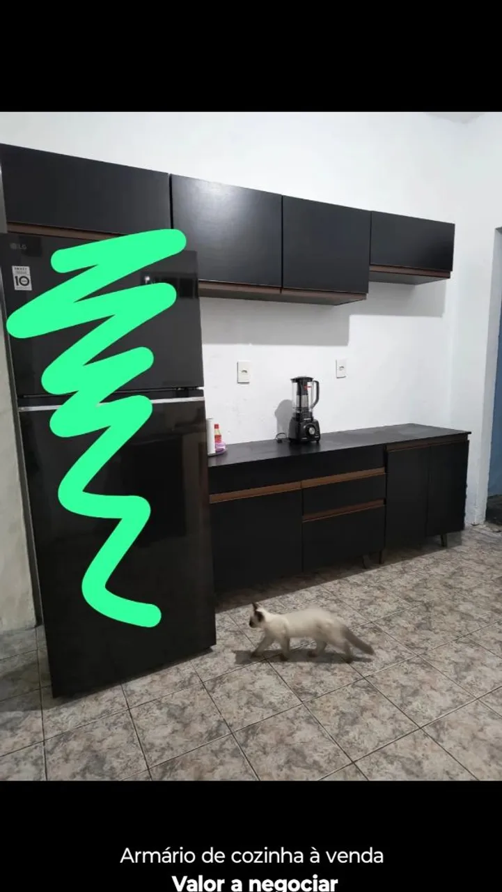 Armário de cozinha preto com detalhes marrom