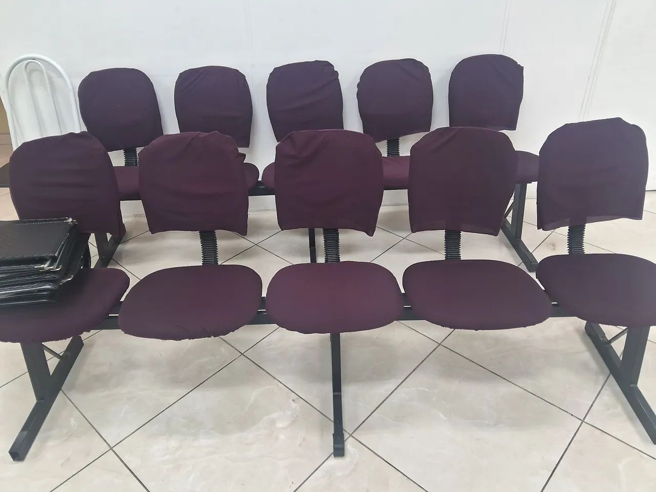 Conjunto de cadeiras estofadas para igreja 