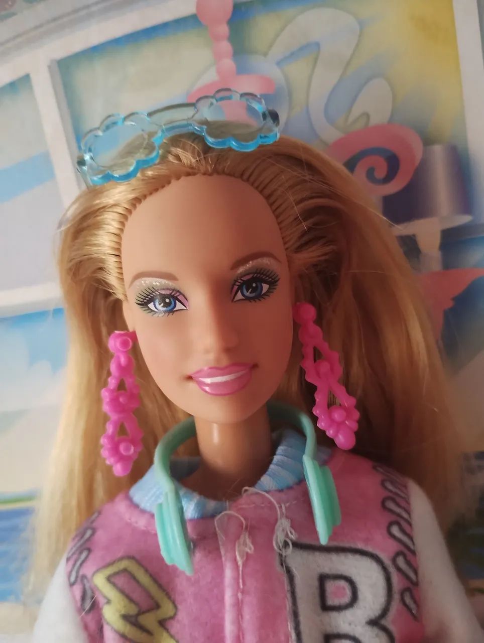 Boneca Barbie com óculos e brincos estilosos - Foto 2