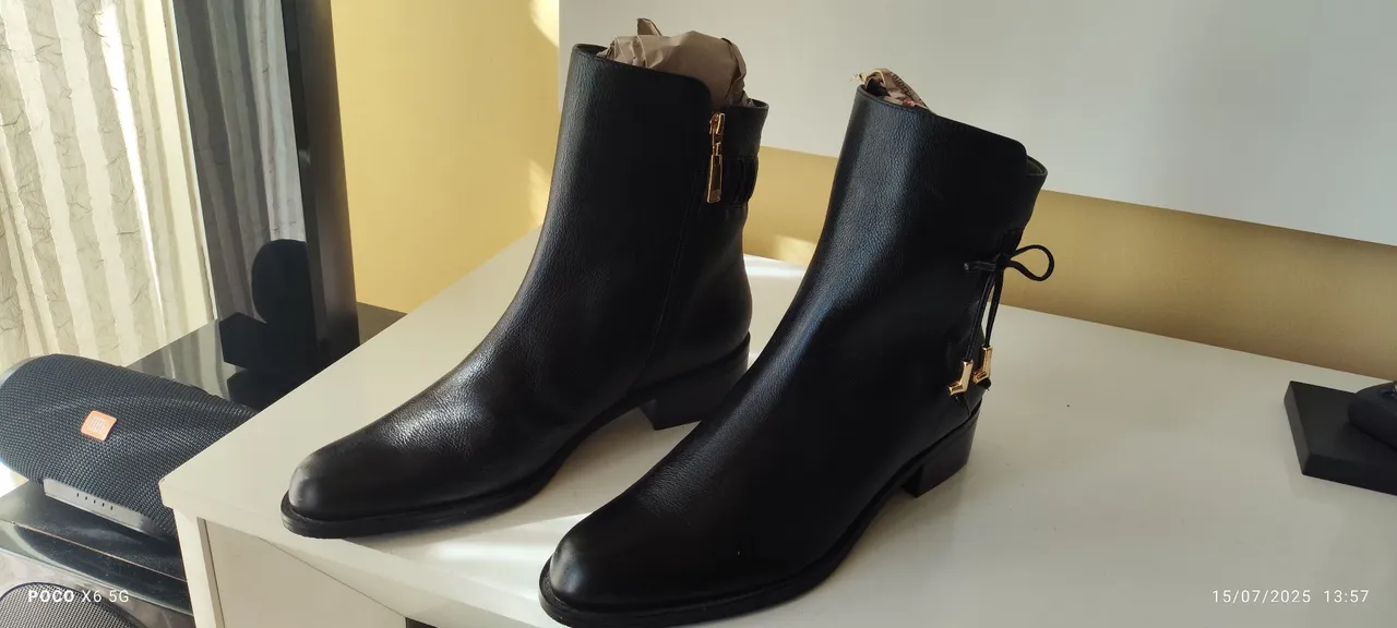 Botas Femininas de Couro Preto com Detalhes Dourados