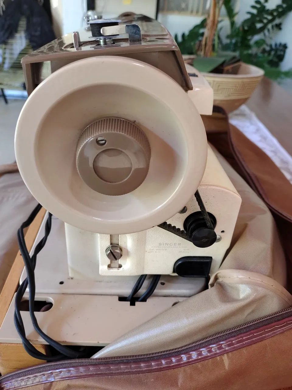 "Raridade " Máquina de costura Singer portátil com maleta  - Foto 4