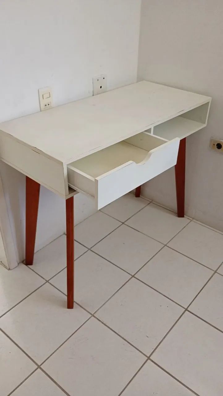 Escrivaninha com gaveta