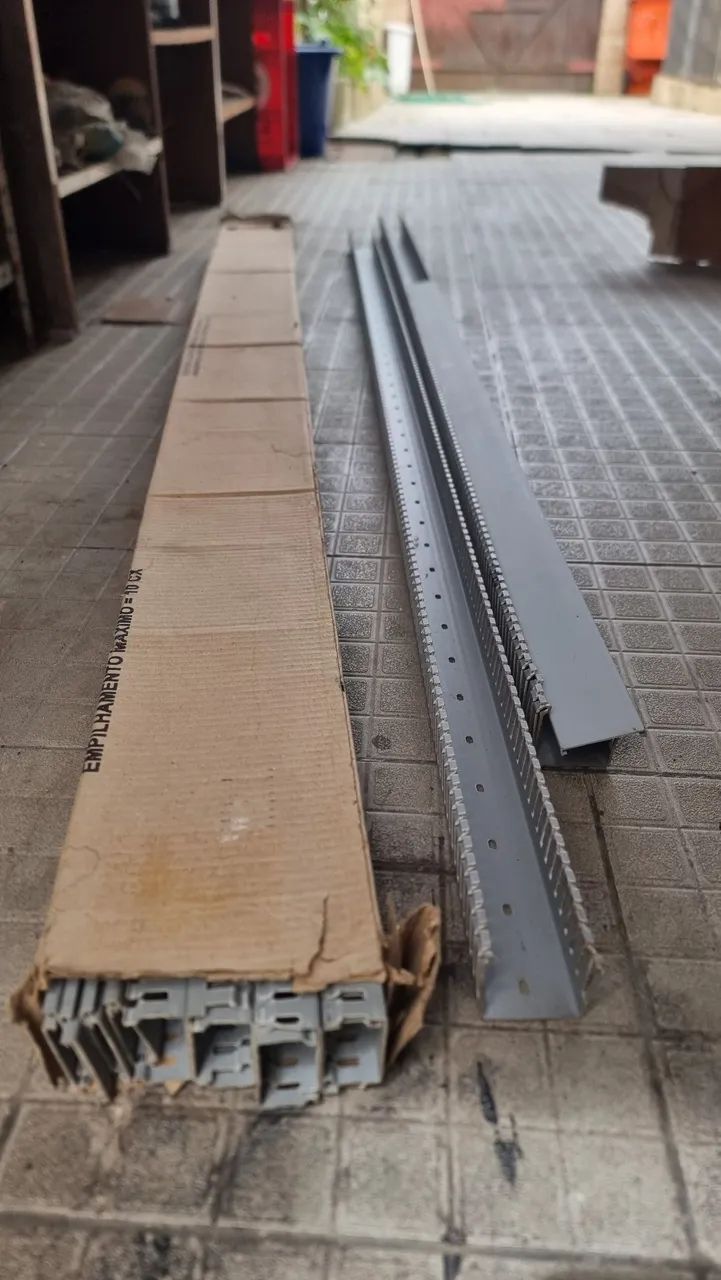Canaletas com tampas para cabos de logica, fiaçao eletrica, fibra. Esta nova na caixa