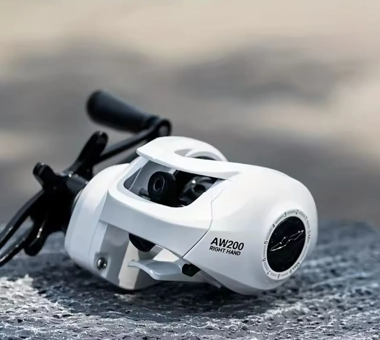 Carretilha AW200 lado esquerdo Pesca Esportiva