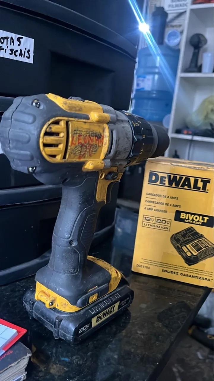 Parafusadeira Dewalt 20v com carregador e bateria