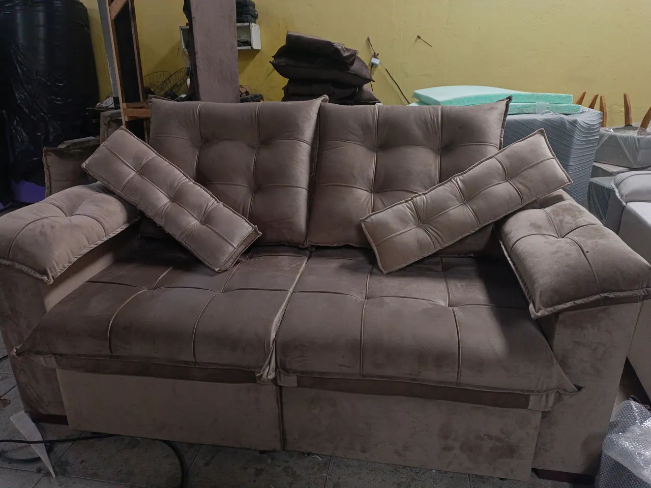 Sofá 3 lugares confortável e elegante