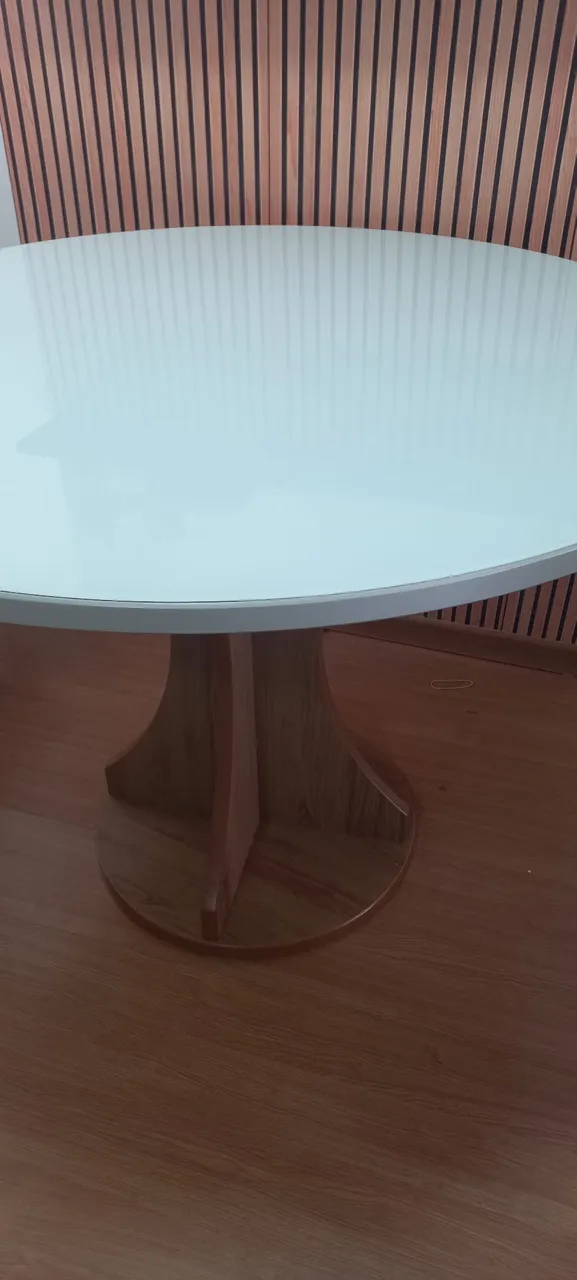 Mesa Redonda com Tampo Branco e Base Amadeirada