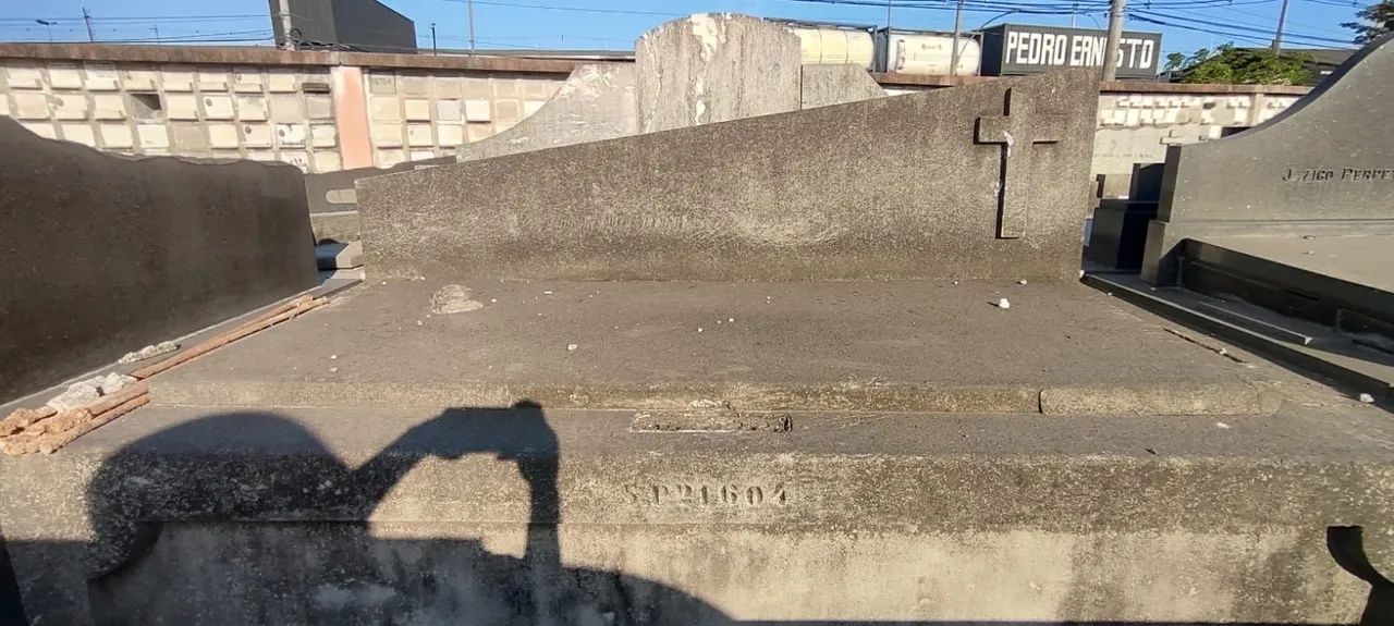 ? Jazigo Perpétuo 2×4 m - Entrada Principal - Cemitério São Francisco Xavier (Caju/RJ) - Foto 2