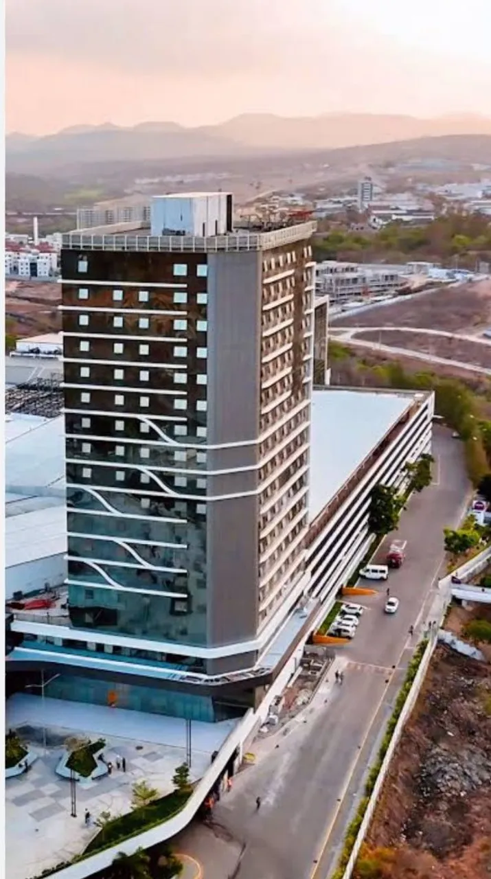 Alugo Epic Tower 47 m² último andar de salas, piso elevado e estrutura surpreendente