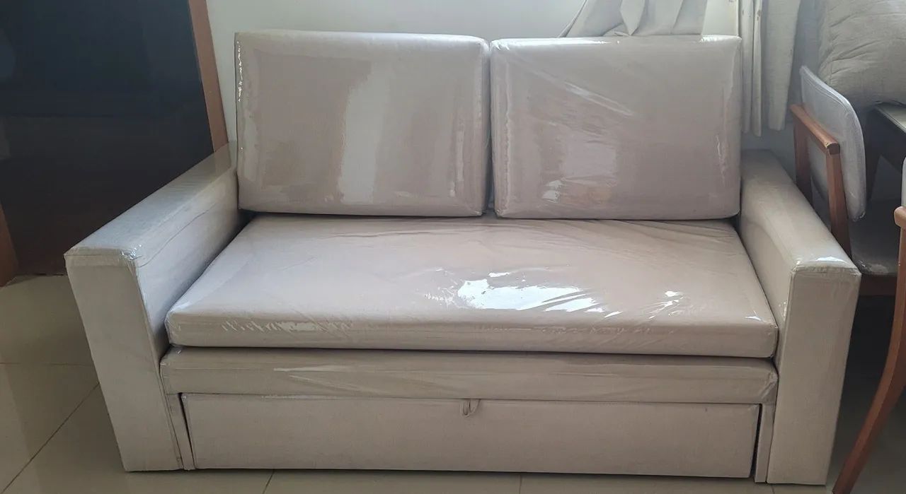 Vendo sofá novíssimo. Plastificado. 