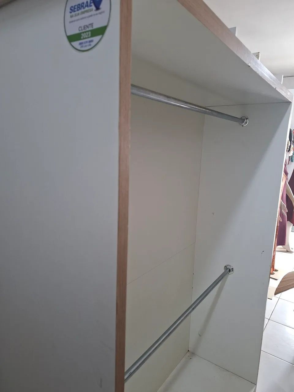 Expositor de loja, com 0,50 de largura e 1 metro e 90 centímetros de altura. 