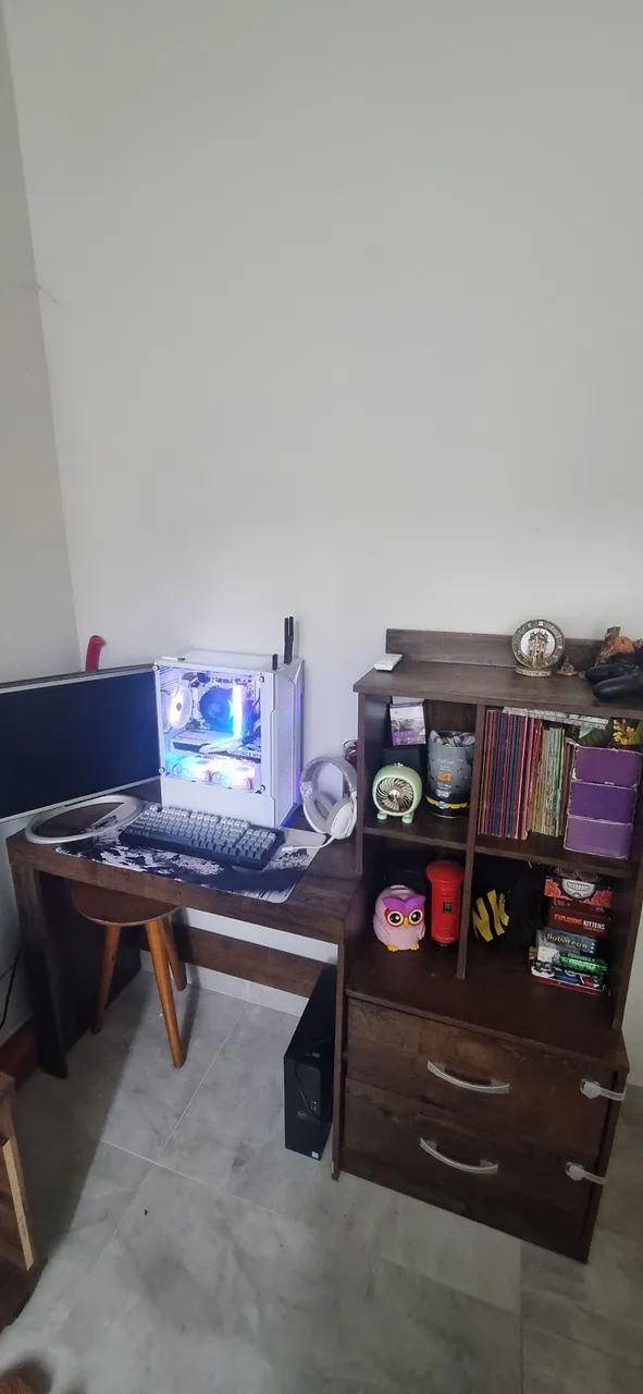 Escrivaninha para PC com gaveta e nichos