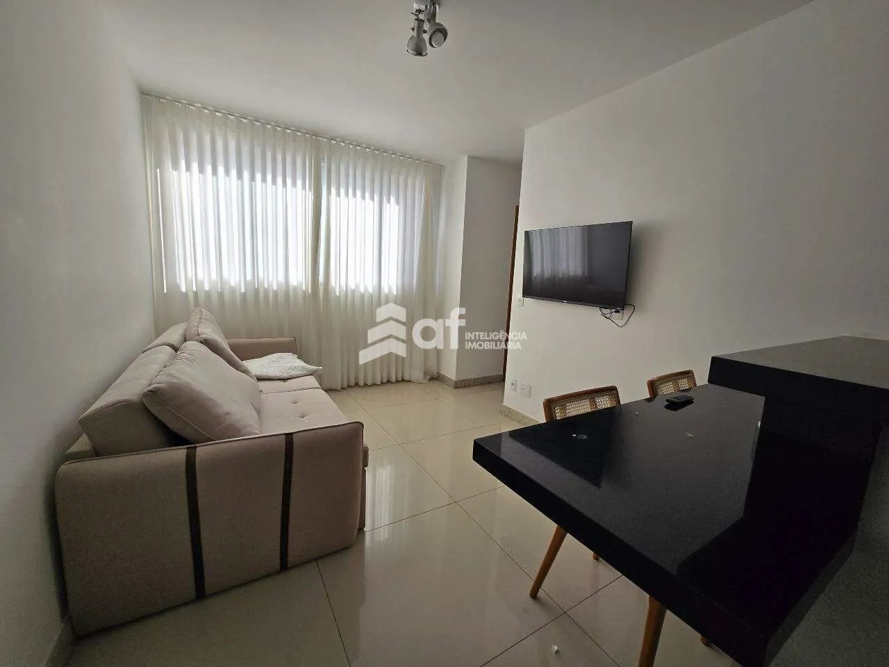 Apartamento mobiliado! 2 quartos, suíte, elevador