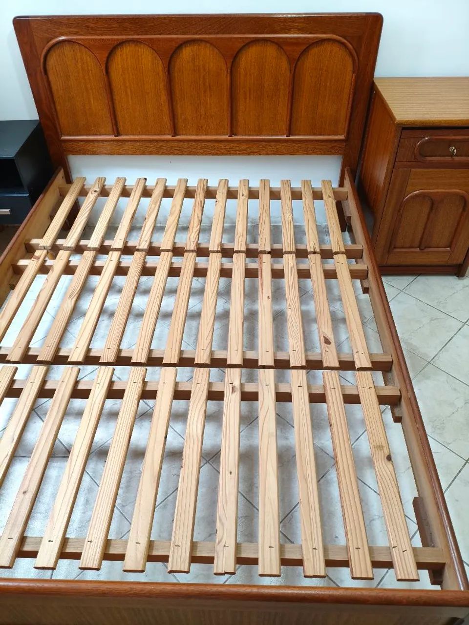 Conjunto Cama de casal e criado mudo de madeira vintage antigo  - Foto 3