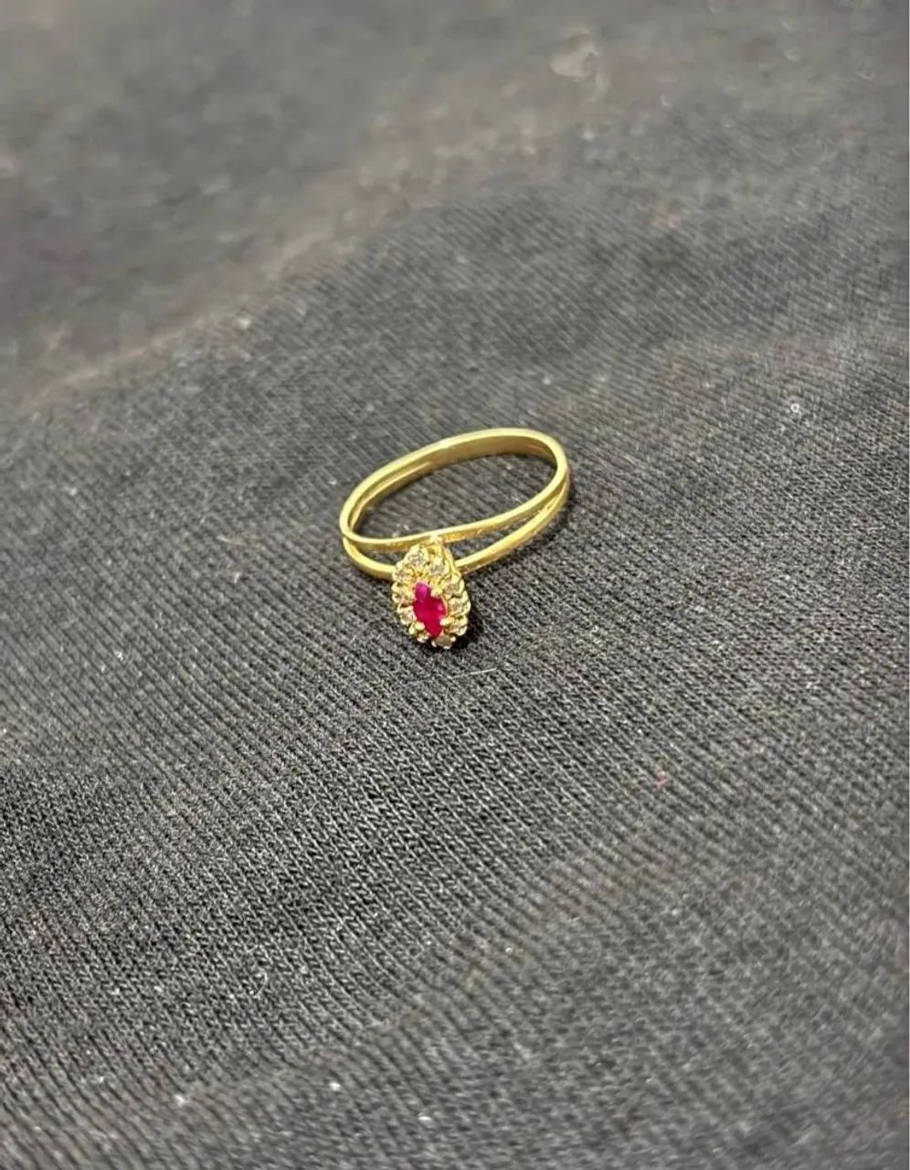 Anel Ouro 18k com 10 diamantes e rubi