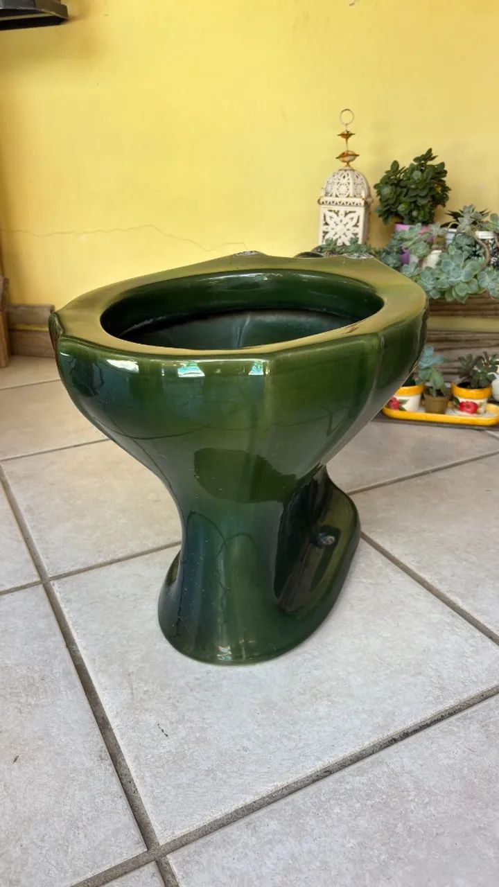 Hervy Retro Toilet and Washbasin Set with Gradient Green Column