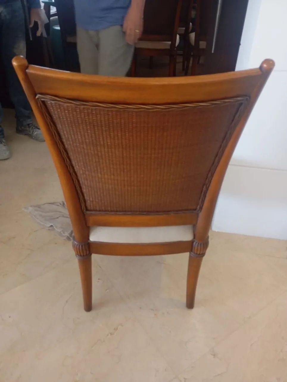Mesa com 8 Cadeiras madeira em ótimo estado.  - Foto 4